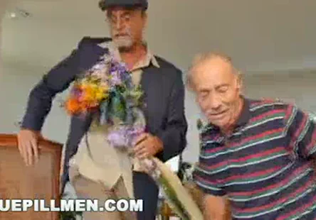 Elle suce une bite au téléphone en regardant la télé.