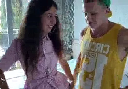 Jeune adolescente se masturbe sur son lit en regardant du porno.