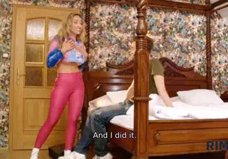 Une asiatique épaisse se fait baiser en levrette et jouit à fond.