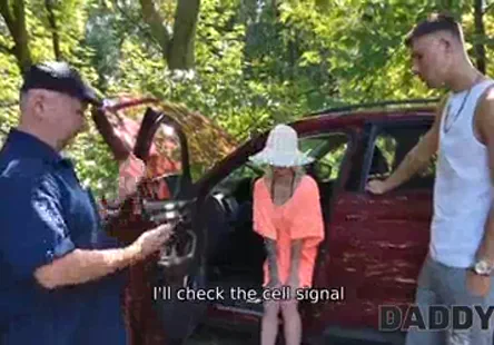 Des filles hentai sont baisées avec des sex toys par deux hommes.