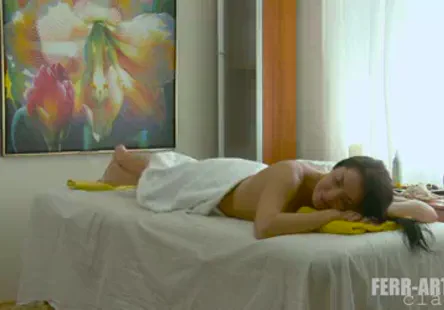 Adolescente mignonne avec un gros cul et des seins.