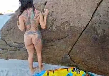 Une salope se fait défoncer le visage par une grosse bite noire.