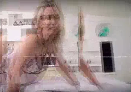 Une adolescente sexy avec un gros cul me suce jusquà ce que je jouisse sur ses gros seins.