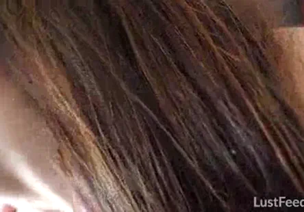 La bite de mon pote est trop grosse pour ma bouche, alors elle lavale