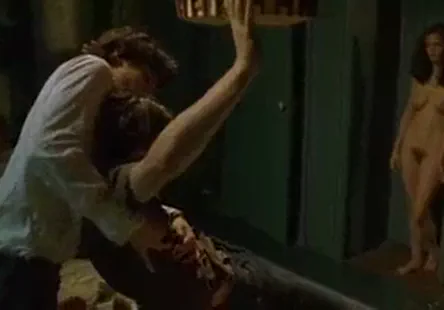 Un mannequin fitness montre son corps et son gros cul sur une webcam pov.