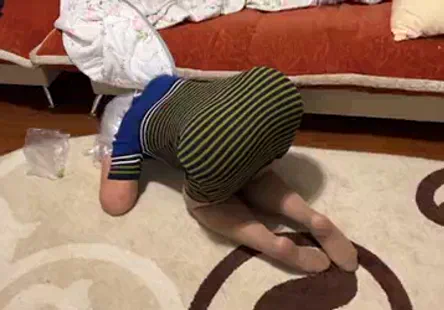 Un nègre joue avec ma bite à larrière de mon camion.