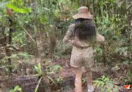 Un travesti sissy baisé par une énorme charge.