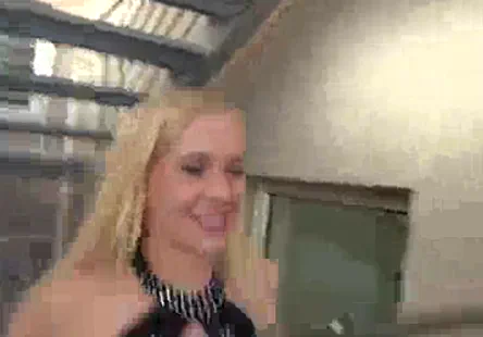 Une jeune femme brune se fait détruire la chatte par un homme de sexe masculin.