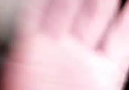 Une jeune adolescente fait une fellation à son beau-père.