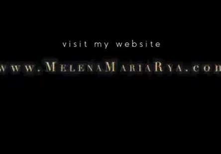 Une fille sulfureuse avec un gros cul et une chatte serrée.