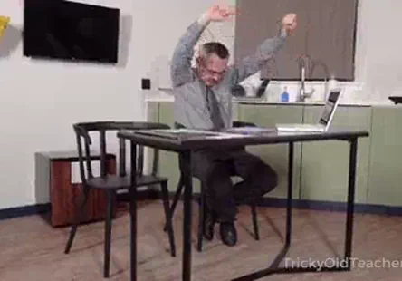 Sissy jouissant dans sa couche.