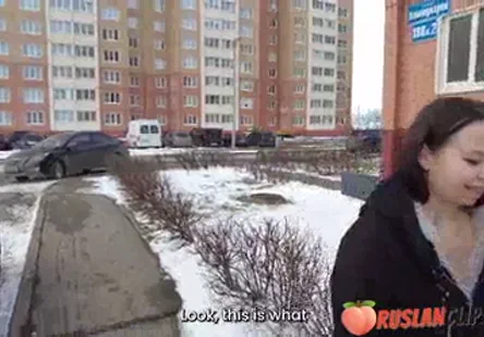 Femme amature jouant avec sa chatte dans la salle de bain.