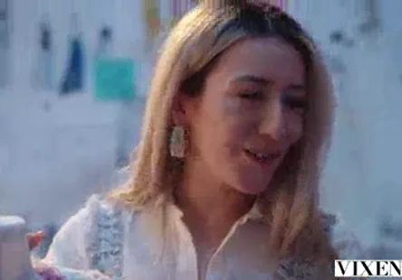 Une adolescente japonaise sexy montre ses seins parfaits pendant quelle baise.