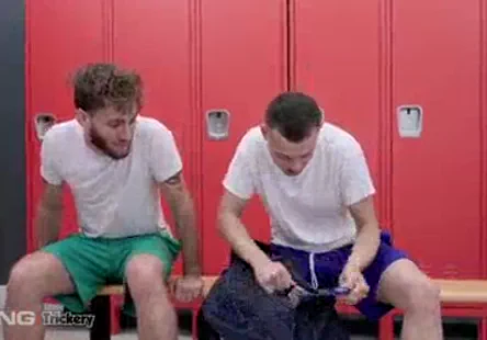 Jeune garçon jouant avec une bite.