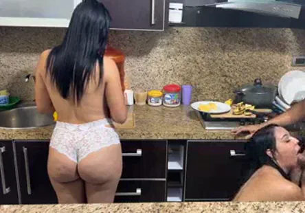 Une femme sexy en lingerie rouge et talons hauts reçoit du sperme sur le cul.