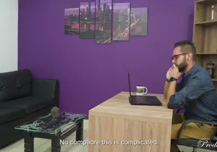 Une chaudasse suceuse de bites se fait percer et baiser sur un canapé.