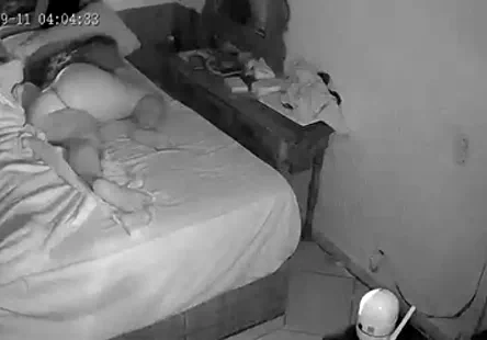 Une grosse bite dans un cul serré et une chatte juteuse.