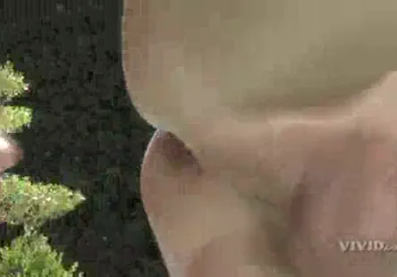 Une fille coquine suce et chevauche ma bite jusquà la fin.