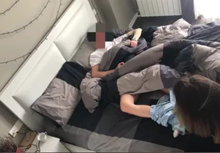 Une nana noire en chaleur se mouille devant la caméra tout en se marrant