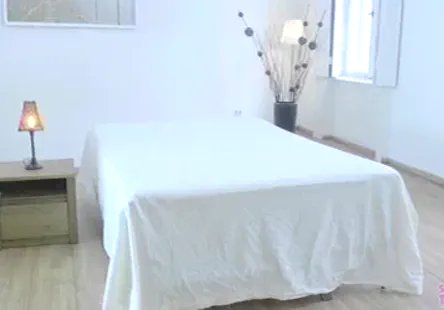 Tu veux te faire fister ce soir, salope parce que je vais enfoncer mon poing entier dans ce petit trou du cul serré et te faire crier comme une pute.