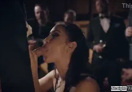 Discussion salace une jeune femme de 18 ans avec un corps serré.