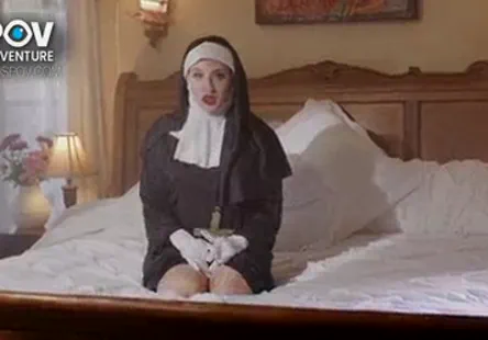 Femboi se fait baiser dans un glory hole.