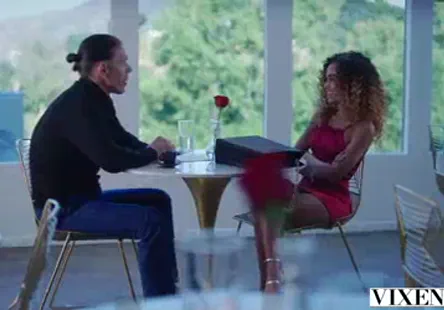 Sara jay se fait pilonner par une énorme bite