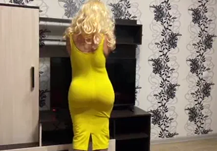 Une milf aux taches de rousseur avec un joli visage baise lentement pour la première fois devant la caméra.