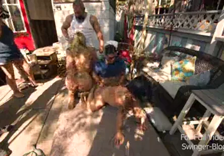 Elle brown se fait pilonner par son mari dans cette nouvelle lecture dapdnudes.