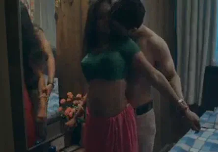 Des filles blondes aux gros seins sexcitent et font lamour de façon perverse.