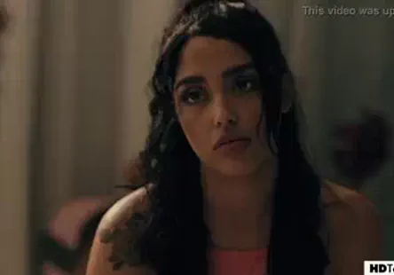 Une jeune fille sexy se fait baiser en levrette et se couvre de sperme.