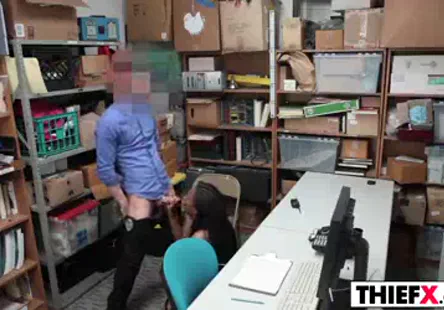 Jeune garçon se branlant et jouissant sur son corps.