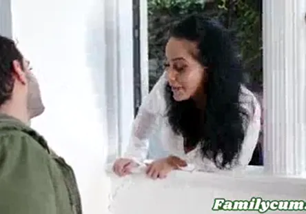 Une blonde sexy sencule avec un gros gode.