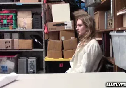 Une adolescente lesbienne et milf baisée par un jeune et sexy canon