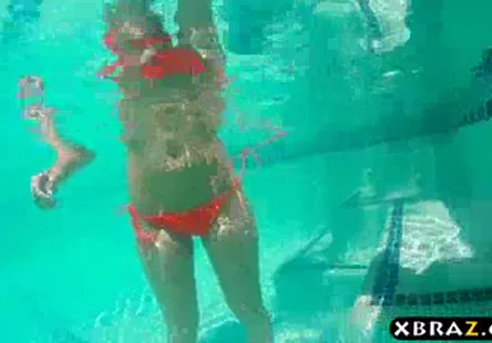 Une femme joue avec sa chatte et gicle.