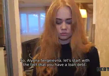 Une femme sexy aux cheveux longs suce et baise une grosse bite et se fait éjaculer dans la bouche.