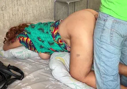 Une jeune fille rousse baisée par une grosse bite noire.