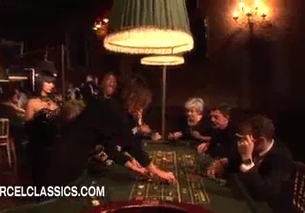 Le mari cocu se filme en train de baiser sa copine.