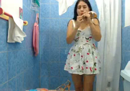 Une adolescente joue avec son cul puis se doigte et baise jusquà ce quelle jouisse.