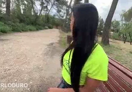 Un jeune garçon se branle et jouit sur son corps.