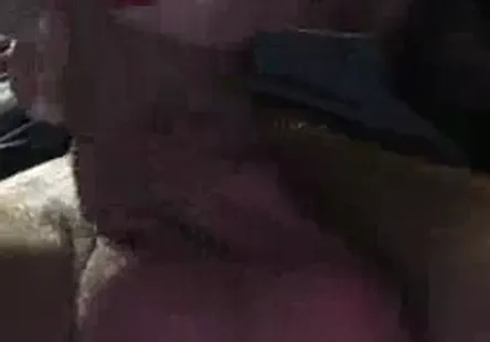 Elle adore se faire baiser par terre.