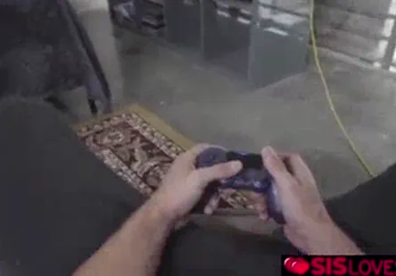 Une femme en collants de poisson se fait éjaculer sur le visage.