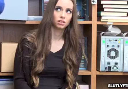 Une jolie femme ébène baisée sur webcam.