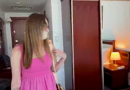 Adolescente tchèque à lunettes se masturbe sur webcam.