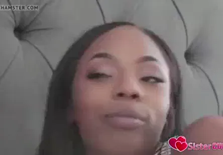 Fellation sensuelle avec du sperme sur le visage.