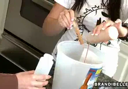 Une femme avec un gros cul et une grosse bite se fait baiser violemment.