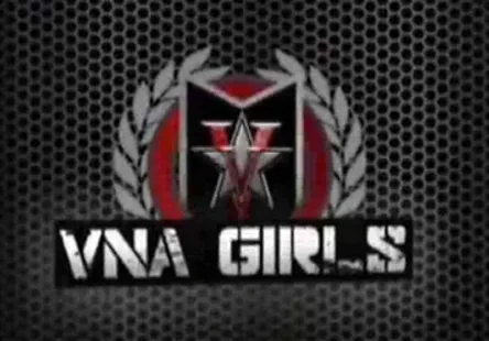 Jeune fille avec un beau cul en lingerie rouge me donne la tête.