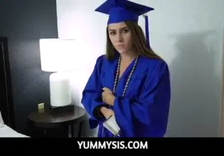 Une jeune fille aux petits seins se masturbe avec un gode.