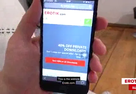 Une fille noire sexy avec de gros seins et un beau cul.