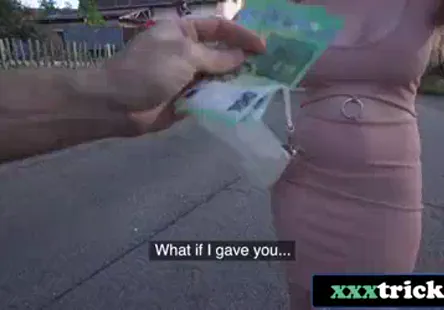 Une milf chaude en bas rouge a un vibrateur dans son cul.